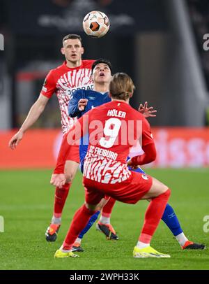 Freiburger Maximilian Eggestein (links) und Lucas Holer kämpfen um den Ball mit Edson Alvarez von West Ham United während des Achtelfinale der UEFA Europa League im Europa-Park Stadion in Freiburg. Bilddatum: Donnerstag, 7. März 2024. Stockfoto