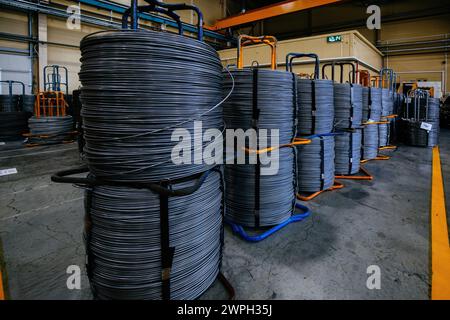 Stahldrahtspule in der Metallverarbeitung. Stockfoto