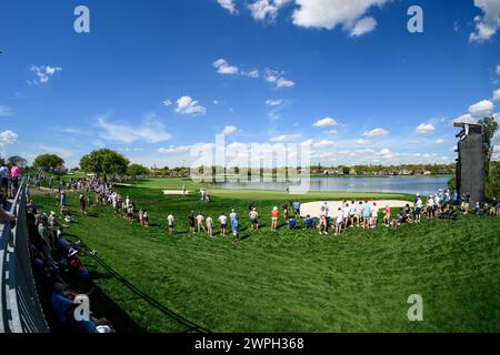 Orlando, FL, USA. März 2024. Großer Blick auf das 6. Loch während der ersten Runde des Arnold Palmer Invitational präsentiert von Mastercard im Arnold Palmer's Bay Hill Club & Lodge in Orlando, FL. Romeo T Guzman/CSM/Alamy Live News Stockfoto