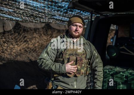 Ein Mitglied einer ukrainischen „Leleka“-Aufklärungsdrohne der 80. Luftangriffsbrigade posiert für ein Porträt an einer Stelle im Donbass. Drohnen sind ein wesentlicher Bestandteil der Kriegsführung, seit Russland am 24. Februar 2022 seine Invasion in der Ukraine begann. Stockfoto