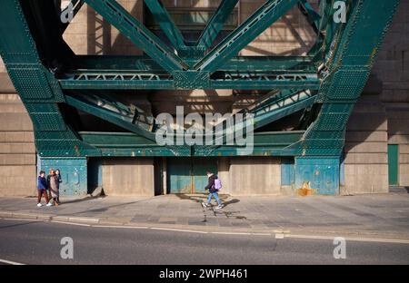 Die Basis der berühmten Tyne-Brücke zeigt das Stahlwerk und die Nieten Stockfoto