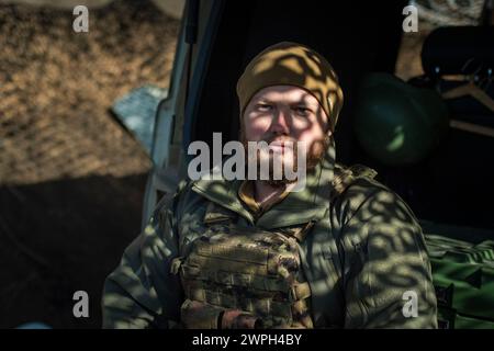 Donbass, Ukraine. März 2024. Ein Mitglied einer ukrainischen „Leleka“-Aufklärungsdrohne der 80. Luftangriffsbrigade posiert für ein Porträt an einer Stelle im Donbass. Drohnen sind ein wesentlicher Bestandteil der Kriegsführung, seit Russland am 24. Februar 2022 seine Invasion in der Ukraine begann. (Foto: Laurel Chor/SOPA Images/SIPA USA) Credit: SIPA USA/Alamy Live News Stockfoto