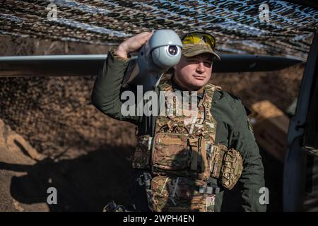 Ein Mitglied einer ukrainischen Aufklärungsdrohne „Leleka“ der 80. Luftangriffsbrigade posiert am 7. März 2024 für ein Porträt in Donbass, Ukraine. (Foto: /SIPA USA) Credit: SIPA USA/Alamy Live News Stockfoto