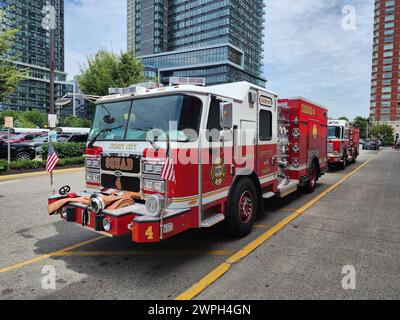 New York City, USA - 14. August 2023: FDNY Firetruck Truck Jersey City, Eckansicht Stockfoto
