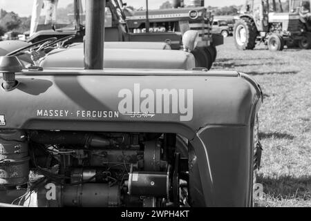 Drayton.Somerset.United Kingdom.19. August 2023.Ein restaurierter Massey Ferguson 35 wird auf einer Yesterdays-Landwirtschaftsveranstaltung gezeigt Stockfoto