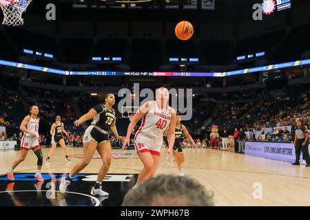 Minneapolis, Minnesota, USA. März 2024. Nebraska Cornhuskers Center ALEXIS MARKOWSKI (40) beobachtet den Ball während eines Spiels zwischen Nebraska und Purdue beim TIAA Big10 Women's Basketball Tournament 2024 im Target Center am 7. März 2024. Nebraska gewann 64:56. (Kreditbild: © Steven Garcia/ZUMA Press Wire) NUR REDAKTIONELLE VERWENDUNG! Nicht für kommerzielle ZWECKE! Stockfoto