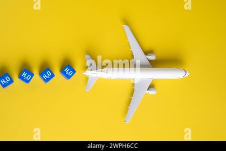 Ein wasserstoffbetriebenes Flugzeug produziert Wasserdampf. Umweltfreundliche Luftfahrt. Erzeugen Sie minimale Emissionen und reduzieren Sie den Flugplatz erheblich Stockfoto