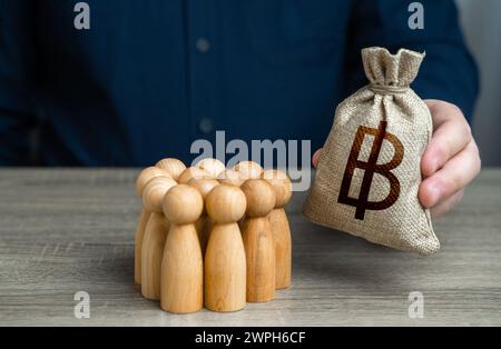 Der Mann passt sich an eine Menschenmenge an. Bereitstellung von Geld, Zahlung von Gehältern und Zuschüssen. Vergütungszahlungen. Sozialhilfe für vic Stockfoto