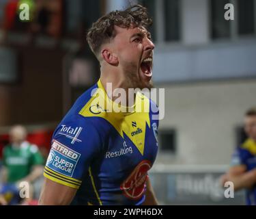 Kingston upon Hull, Großbritannien. März 2024. Matty Ashton von Warrington Wolves feiert nach dem Sieg des Spiels während der Betfred Super League Runde 4 Match Hull KR gegen Warrington Wolves im Sewell Group Craven Park, Kingston upon Hull, Vereinigtes Königreich, 7. März 2024 (Foto: Alfie Cosgrove/News Images) in Kingston upon Hull, Vereinigtes Königreich am 7. März 2024. (Foto: Alfie Cosgrove/News Images/SIPA USA) Credit: SIPA USA/Alamy Live News Stockfoto