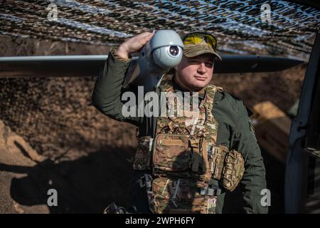 Donbass, Ukraine. März 2024. Ein Mitglied einer ukrainischen "Leleka"-Aufklärungsdrohne der 80th Air Assault Brigade posiert für ein Porträt mit einer Drohne an einer Position im Donbass. Drohnen sind ein wesentlicher Bestandteil der Kriegsführung, seit Russland am 24. Februar 2022 seine Invasion in der Ukraine begann. (Credit Image: © Laurel Chor/SOPA Images via ZUMA Press Wire) NUR REDAKTIONELLE VERWENDUNG! Nicht für kommerzielle ZWECKE! Stockfoto