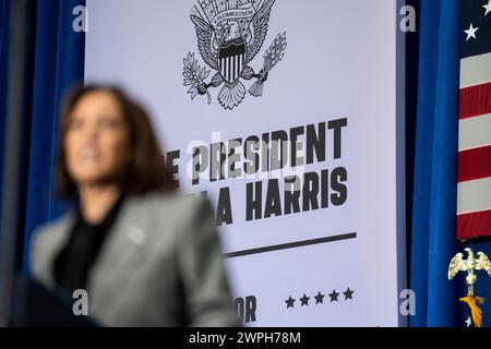 Verschwommenes Porträt von US-Vizepräsidentin Kamala Harris, der eine Rede mit dem Wort "Präsident" im Fokus hält Stockfoto
