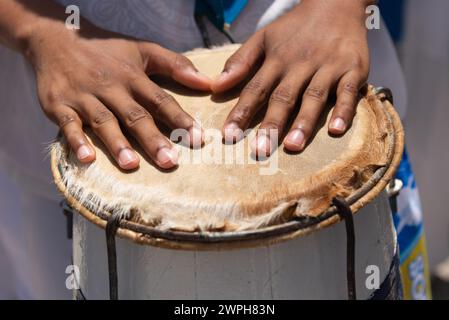 Die Hände des Perkussionisten liegen auf der Atabaque. Afrikanische Musik. Stockfoto