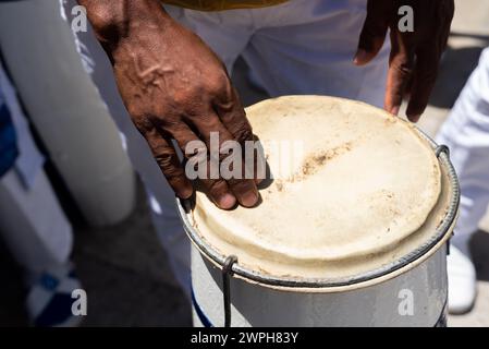 Die Hände des Perkussionisten liegen auf der Atabaque. Afrikanische Musik. Stockfoto