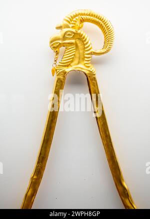 Gold mit der Form eines gehörnten Tieres, 6. Bis 5. Jahrhundert v. Chr., Taksay-1 Grabstätte, Kasachstan. Stockfoto