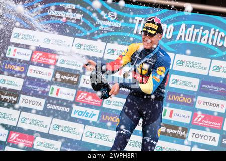 Giulianova, Italien. März 2024. Jonathan Milan vom Team Lidl-Trek feiert auf dem Podium als Etappensieger beim 59. Tirreno-Adriatico 2024, Stage 4 von Arrone nach Giulianova. Quelle: SOPA Images Limited/Alamy Live News Stockfoto