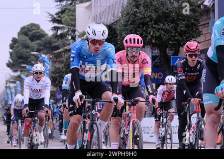 Giulianova, Italien. März 2024. Der Spanier Juan Ayuso vom Team VAE Emirates (L) und der Italiener Alberto Bettiol vom Team EF Education – EASYPOST (C) in der Ziellinie während der vierten Etappe des Tirreno Adriatico 2024 auf der Piazza della Libertà. Quelle: SOPA Images Limited/Alamy Live News Stockfoto