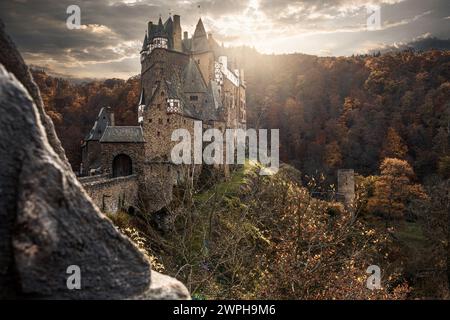 Schloss Eltz in Deutschland mit düsterem Himmel und Zauberstab im Vordergrund Stockfoto