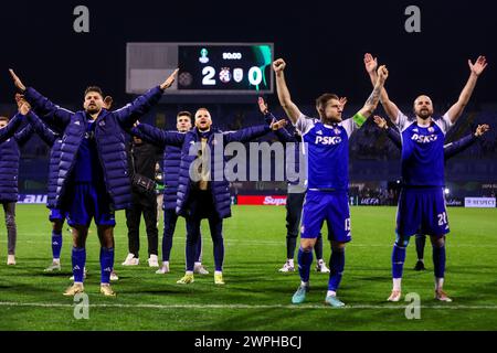 Zagreb, Kroatien. März 2024. ZAGREB, KROATIEN - 7. MÄRZ: Die Fußballspieler von Dinamo Zagreb begrüßten ihre Fans nach dem Achtelfinale-Spiel der UEFA Europa Conference League 2023/24 zwischen Dinamo Zagreb und PAOK Saloniki im Maksimir-Stadion am 7. März 2024 in Zagreb. Foto: Luka Stanzl/PIXSELL Credit: Pixsell/Alamy Live News Stockfoto
