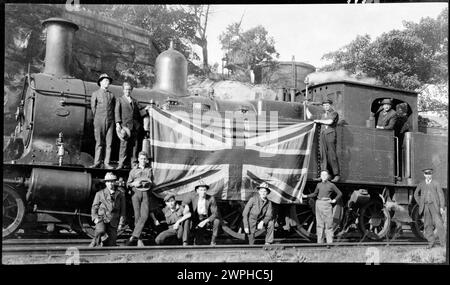 Der große Streik von 1917. NSW, Australien, 1917. Tankmotor der Klasse 30 und Schul-Schienen-Streikbrecher mit Union Jack am Motor, August 1917. Stockfoto