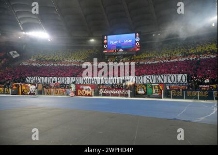 Stadio Olimpico, Rom, Italien. März 2024. Europa League, Achtelfinale Fußball; Roma gegen Brighton und Hove Albion; Roma's Supporters Credit: Action Plus Sports/Alamy Live News Stockfoto