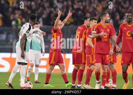 Stadio Olimpico, Rom, Italien. März 2024. Europa League, Achtelfinale Fußball; Roma gegen Brighton und Hove Albion; Paulo Dybala von AS Roma feiert, nachdem er in der 12. Minute das Tor für 1-0 erzielte. Credit: Action Plus Sports/Alamy Live News Stockfoto