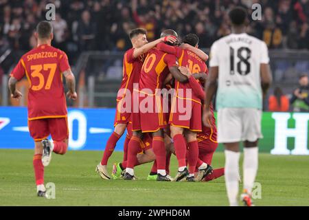 Stadio Olimpico, Rom, Italien. März 2024. Europa League, Achtelfinale Fußball; Roma gegen Brighton und Hove Albion; Roma-Spieler feiern, nachdem Dybala das Tor für 1-0 in der 12. Minute erzielte. Credit: Action Plus Sports/Alamy Live News Stockfoto