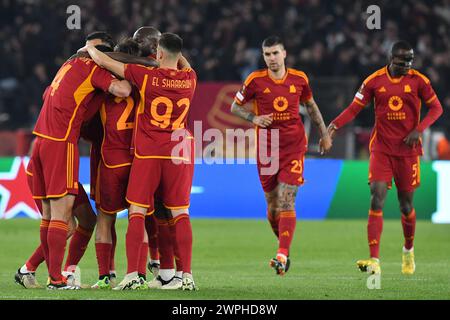 Stadio Olimpico, Rom, Italien. März 2024. Europa League, Achtelfinale Fußball; Roma gegen Brighton und Hove Albion; Paulo Dybala von AS Roma feiert sein Tor für 1-0 in der 12. Minute Credit: Action Plus Sports/Alamy Live News Stockfoto