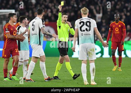 Roma, Latium. März 2024. Schiedsrichter Francois Letexier zeigt die gelbe Karte Jan Paul van Hecke von Brighton & Hove Albion während des Spiels der UEFA Europa League ALS Roma gegen Brighton & Hove Albion im Olimpico-Stadion in Rom, Italien, 07. märz 2024. Quelle: massimo insabato/Alamy Live News Stockfoto