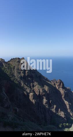 Schroffe Gipfel, Ozean Horizont, ruhige Schönheit. Stockfoto