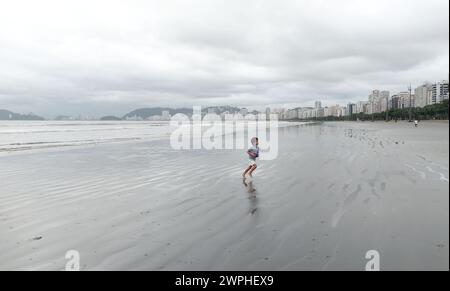 Santos, Sao Paulo, Brasilien. März 2024. SANTOS(SP), 03.07.2024-KLIMA/INSTABILITÄT/STRAND/SP- Donnerstag, 02.07/2024, war durch Instabilität und vereinzelten Regen gekennzeichnet, in der Stadt Santos, an der Küste von Sao Paulo, gab es wenig Sportaktivitäten und Badende am Strand. Strand. (Foto: Luigi Bongiovanni/Thenews2/Zumapress) (Foto: © Luigi Bongiovanni/TheNEWS2 via ZUMA Press Wire) NUR REDAKTIONELLE VERWENDUNG! Nicht für kommerzielle ZWECKE! Stockfoto