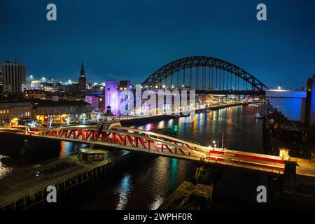 Abendblick auf die Swing Bridge und Tyne Bridge, Newcastle upon Tyne, Tyne and Wear, England, Großbritannien Stockfoto