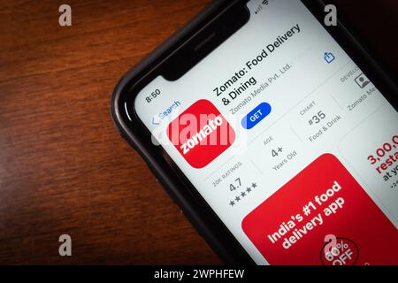 Zomato App im App Store auf dem iPhone. Zomato ist ein indischer multinationaler Restaurantlieferant und Lebensmittellieferant. Zomato wurde 2008 gegründet Stockfoto