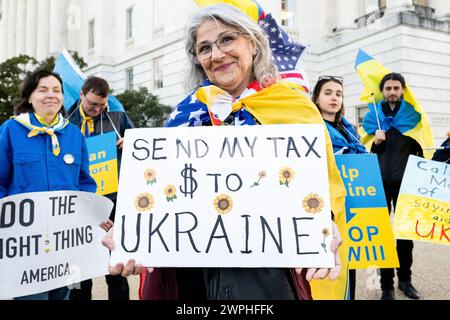 Washington, Usa. März 2024. Menschen, die für Hilfe für die Ukraine demonstrieren, durch die Passage des Kongresses des Nationalen Sicherheitszusatzes, im US-Kapitol. (Foto: Michael Brochstein/SIPA USA) Credit: SIPA USA/Alamy Live News Stockfoto