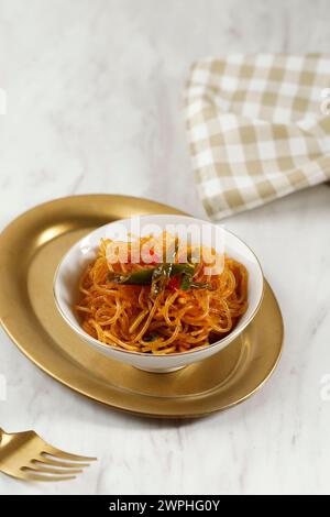 Bihun Goreng oder gebratene Vermicelli-Nudeln, Rührbraten-Reisnudeln Stockfoto