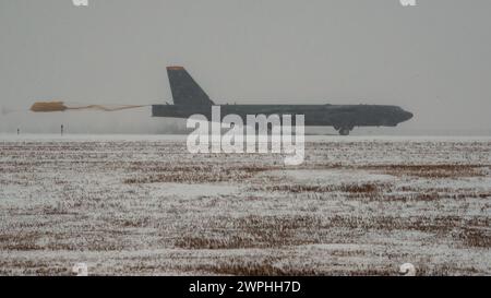 Eine B-52H Stratofortress der US Air Force, die der 23rd Bomb Squadron zugeordnet ist, kehrt von einer Bomber Task Force Mission zur Minot Air Force Base in North Dakota zurück. März 2024. Bomber Task Force-Missionen bieten Möglichkeiten für die Integration der USA mit Alliierten und regionalen Partnern sowie für Flugbesatzungsmitglieder. (Foto der U.S. Air Force von Senior Airman Evan Lichtenhan) Stockfoto