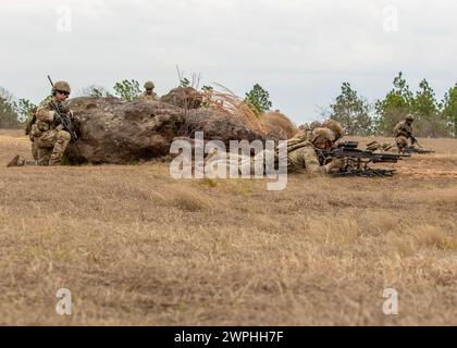 Fallschirmjäger der US-Armee, die dem 1. Bataillon, 325. Airborne Infantry Regiment, 2. Brigade Combat Team, 82. Airborne Division zugewiesen sind, führen am 28. Februar 2024 eine Feuerübung auf Fort Liberty in North Carolina durch. Das Ziel ist es, Taktiken und Zusammenhalt der Truppen zur Unterstützung künftiger Übungen zu validieren. (Foto der US-Armee von Pvt. Matthew Keegan) Stockfoto