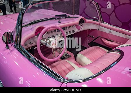 Das rosafarbene Chevrolet Barbie Auto war ein Symbol für Kindheitsträume und Fantasie und fängt die Essenz von Spaß und Abenteuer für Generationen junger Menschen ein Stockfoto