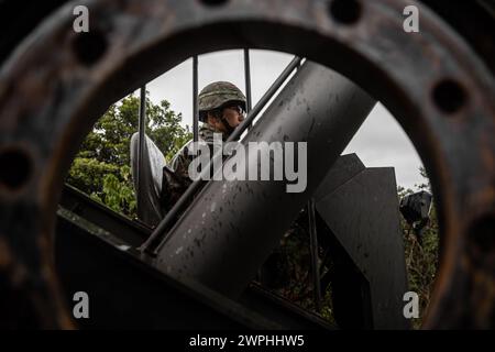 Ein Mitglied der Japan Ground Self-Defense Force mit 15th Logistics Support Unit, 15th Brigade, Western Army, betreibt während eines bilateralen Austauschs von Rückgewinnungsaktionen im östlichen Trainingsgebiet, Camp Hansen, Okinawa, Japan, 5. Februar, ein schweres Bergungsfahrzeug der JGSDF. 2024. der bilaterale Austausch von Rückgewinnungsoperationen fand zwischen JGSDF-Dienstmitgliedern mit 15. LSU und US-Marines mit Combat Logistics Battalion 4, Combat Logistics Regiment 3 und 3rd Marine Logistics Group statt und war Teil einer Feldübung, bei der wichtige logistische Operationen im Rahmen eines Alarmkommandos geübt wurden Stockfoto