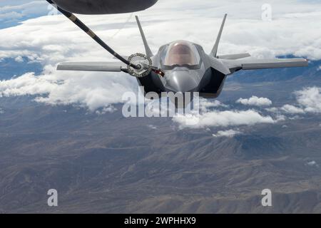 Ein KC-10 Extender betankt eine F-35B Lightning II am 24. Januar 2024 über Kalifornien. Mit Hilfe eines fortschrittlichen Lufttankauslegers oder eines Schlauch- und Drogue-Betankungssystems kann die KC-10 eine Vielzahl von US-amerikanischen und alliierten Militärflugzeugen tanken. (Foto der U.S. Air Force von Master Sgt. Traci Keller) Stockfoto