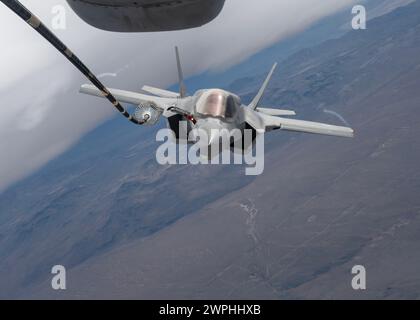 Ein KC-10 Extender betankt eine F-35B Lightning II am 24. Januar 2024 über Kalifornien. Mit Hilfe eines fortschrittlichen Lufttankauslegers oder eines Schlauch- und Drogue-Betankungssystems kann die KC-10 eine Vielzahl von US-amerikanischen und alliierten Militärflugzeugen tanken. (Foto der U.S. Air Force von Master Sgt. Traci Keller) Stockfoto