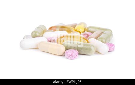 Viele verschiedene Vitaminpillen isoliert auf weiß Stockfoto