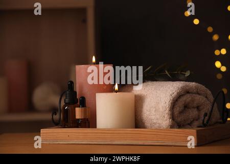 Schöne Komposition mit verschiedenen Spa-Produkten auf Holztisch im Innenbereich Stockfoto