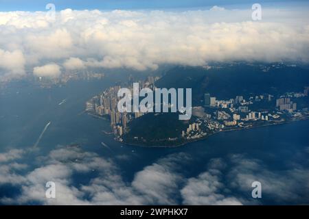 Aus der Vogelperspektive von HK Island bedeckt mit einer Wolke. Hongkong. Stockfoto