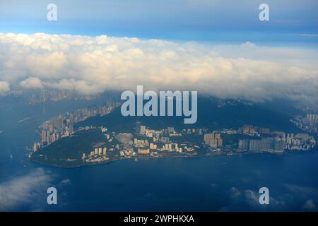 Aus der Vogelperspektive von HK Island bedeckt mit einer Wolke. Hongkong. Stockfoto