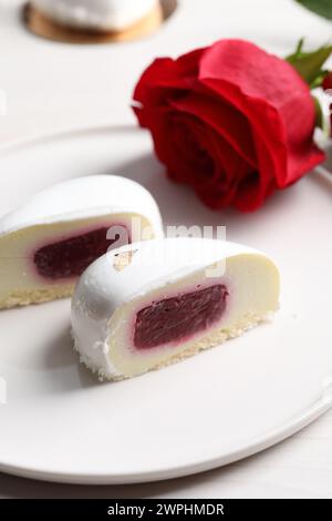 St. Valentinstag. Leckere Kuchen auf weißem Tisch, Nahaufnahme Stockfoto