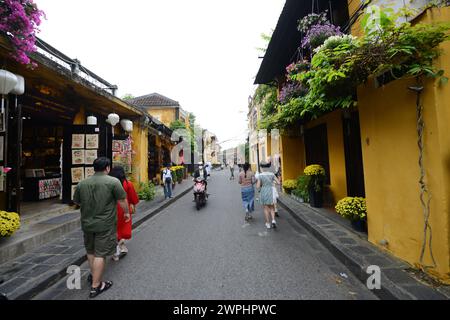 Touristenspaziergang in der Altstadt von Hoi an, Vietnam. Stockfoto