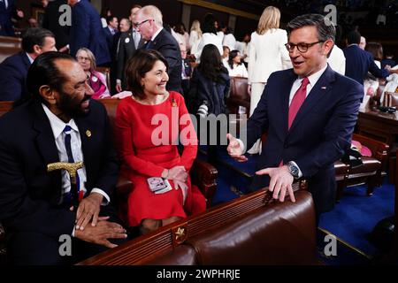 Washington, Usa. März 2024. Der Sprecher des Repräsentantenhauses Mike Johnson (R) spricht mit der Rep. Cathy McMorris Rodgers, R-WA,(C) und der Rep. Al Green, D-TX, bei seiner Ankunft, bevor Präsident Joe Biden die jährliche Rede zur Lage der Union vor einer gemeinsamen Kongresssitzung im US-Kapitol in Washington DC hält. März 2024. Poolfoto von Shawn Thew/UPI Credit: UPI/Alamy Live News Stockfoto