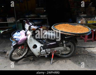 Trocknen von Cao Lau Nudeln auf dem Zentralmarkt von Hoi an, Vietnam. Stockfoto