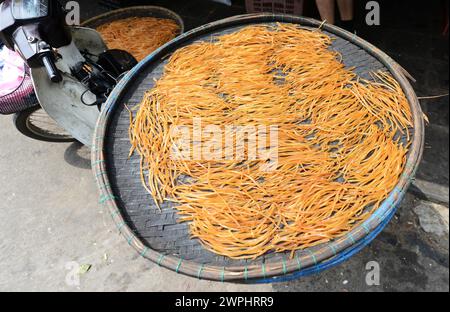 Trocknen von Cao Lau Nudeln auf dem Zentralmarkt von Hoi an, Vietnam. Stockfoto