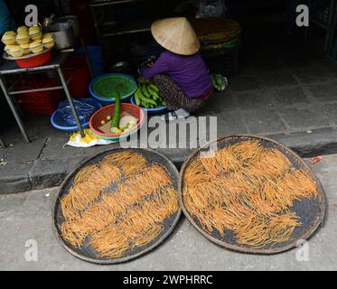 Trocknen von Cao Lau Nudeln auf dem Zentralmarkt von Hoi an, Vietnam. Stockfoto